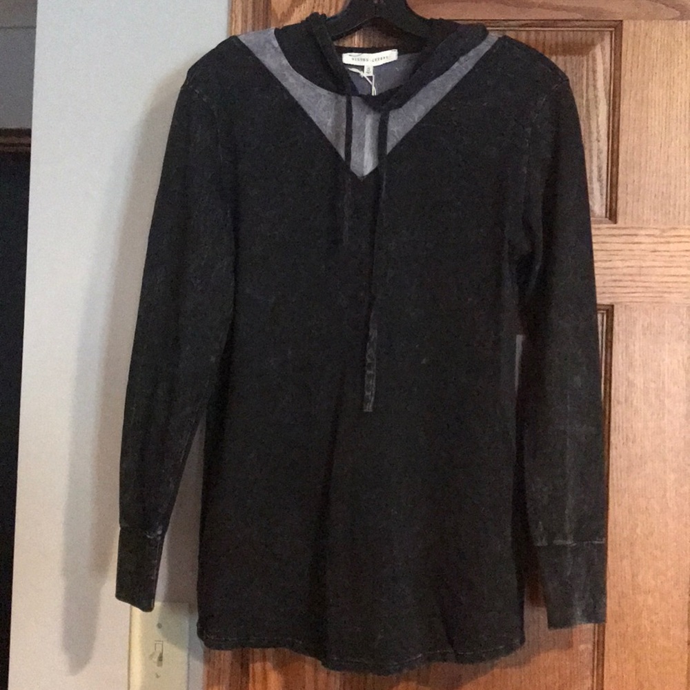 Buckle hooded top